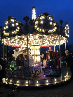 Das Karussell beim Christkindlmarkt Hirschstetten