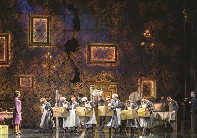 Bühnenbild im Musical Rebecca zeigt einen prunkvollen Raum, darin Bedienstete und der weibliche Hauptcharakter 'ich'