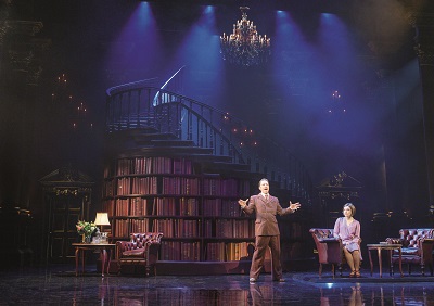 Paar vor eleganter Treppe in Bibliothek auf der Bühne des Rebecca Musicals in Wien