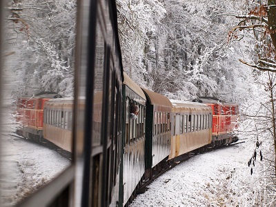 E Lok des Reblaus Express führt durch die Winterlandschaft