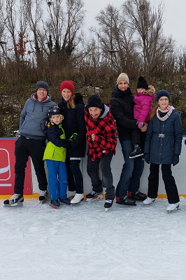 Familie und Freunde mit Kindern und Erwachsenen beim Eisring Süd