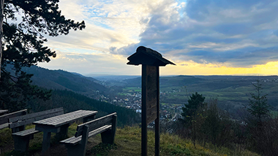 Sitzgelegenheit auf einem Ausblickspunkt Richtung Schönberg am Kamp