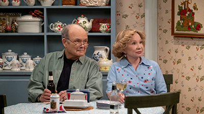 Kurtwood Smith und Jo Rupp als Red und Kitty Forman sitzen am Tisch