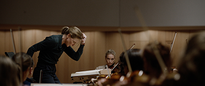 Cate Blanchett dirigiert als Lydia Tár das Orchester.