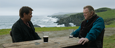 Brendan Gleeson als Colm und Colin Farrell als Padráic trinken ein Bier. Kinostart 2023