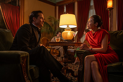 Brad Pitt als Jack Conrad und Li Jun Li als Lady Fay Zhu genehmigen sich einen Drink.