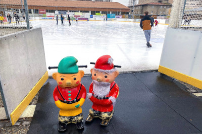 Zwerge für die Kinder und Anfänger als Hilfe beim Eislaufen in Krems