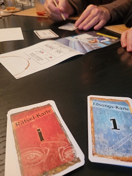 Ein roter und ein blauer Kartenstapel beim Exit Spiel