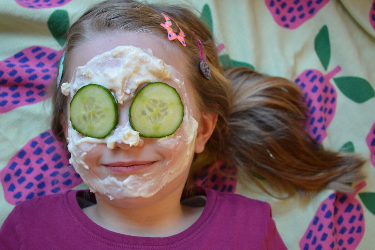 Gesichtsmasken selber machen – 3 essbare Rezepte für Kinder