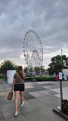 Riesenrad hinter der SM Mall of Asia