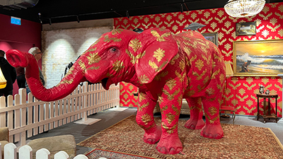 Rot bemalter Elefant bei der Banksy Ausstellung in Wien
