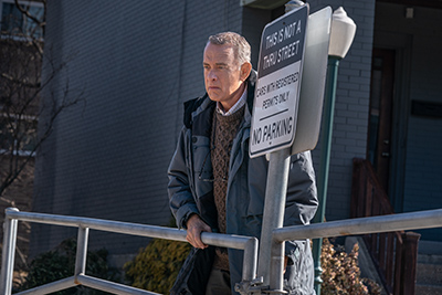 Tom Hanks als Otto Anderson mit einem Verkehrsschild