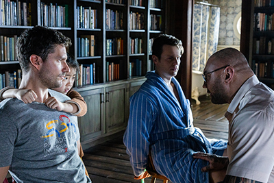 Ben Aldridge als Andrew und Jonathan Groff als Eric sitzen gefesselt am Stuhl