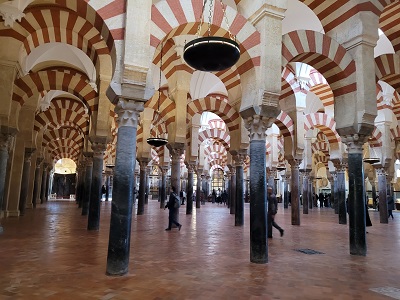 Rot-weiße Säulen in der Moschee von Córdoba