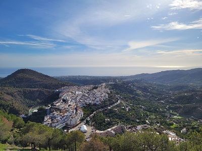 Blick von oben auf Frigiliana, ein weißes Dorf in Südspanien mit Meer im Hintergrund