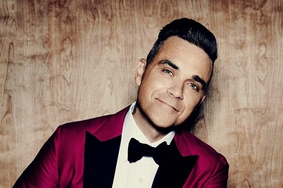 Robbie Williams mit rötlichem Anzug
