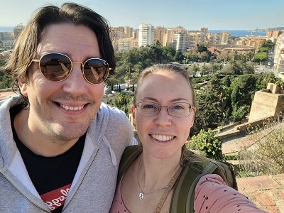 Selfie eines Paars auf einem Ausblickshügel in Málaga