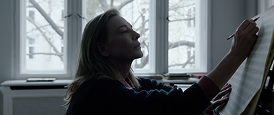 Cate Blanchett als Lydia Tár beim Komponieren.