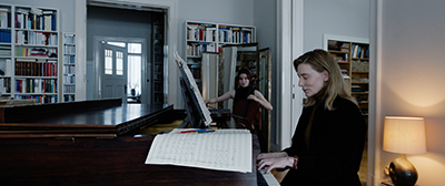 Cate Blanchett als Lydia Tár und Sophie Kauer als Olga Metkina proben für das anstehende Konzert.