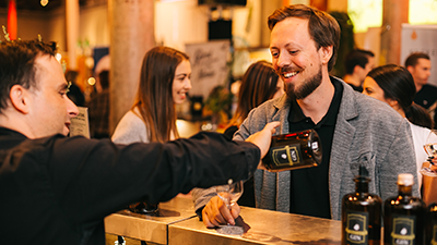 Barkeeper schenkt Mann Gin in ein Glas ein