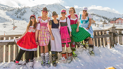 Frauen in Dirndl im Schnee