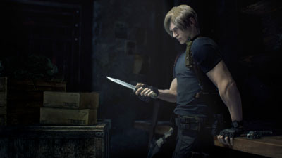 Leon S. Kennedy sieht sein Kampfmesser an