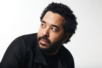 Adel Tawil mit einem Blick zur nachdenklichen Blick Seite