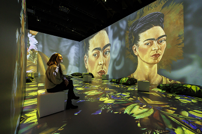 Raum mit groß projizierten Werken Frida Kahlos