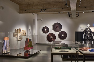Ausstellungsraum mit Falten in verschiedenen Formen