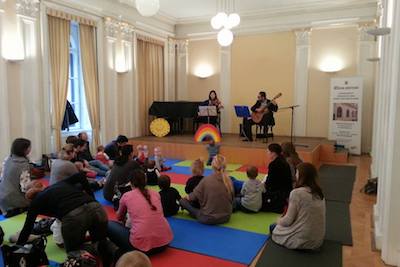 Kinder und Eltern bei einem Kinderkonzert