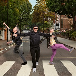 Brot weint nicht Albumcover, Fettes Brot nehmen das Cover von Abbey Road aufs Korn, König Boris streckt die Arme aus, Doktor Renz und Björn Beton flüchten in verschiedene Richtungen