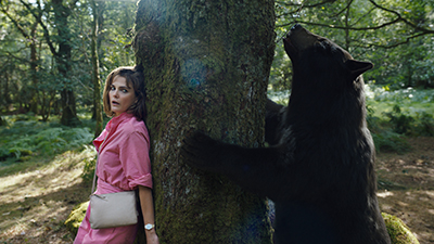 Keri Russell als Sari versteckt sich vor dem Bären.