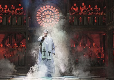 Erzdiakon Frollo beim Glöckner von Notre Dame Musical in Nebel gehüllt