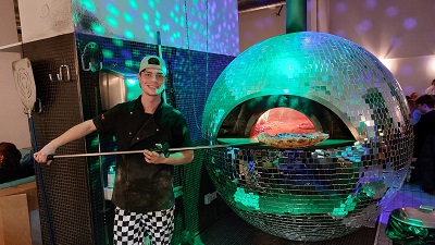 Pizzaofen wie eine Discokugel, dafür der Pizzabäcker in der Disco Volante