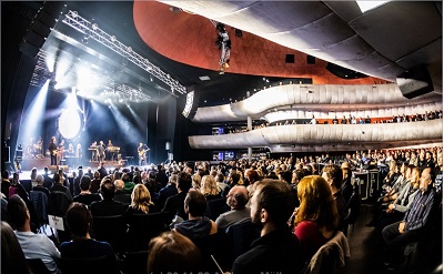 Blick auf die Bühne des Sono Music Club Brno mit Band Floyd Division und Zusehern