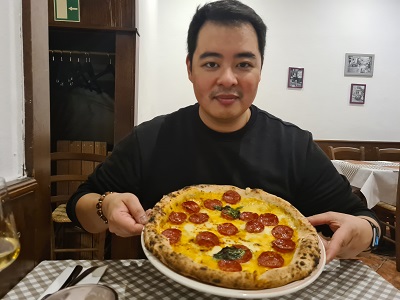 Diavola Pizza mit Salami und gelber Tomatensoße im La Spiga, getestet von den Helden der Freizeit