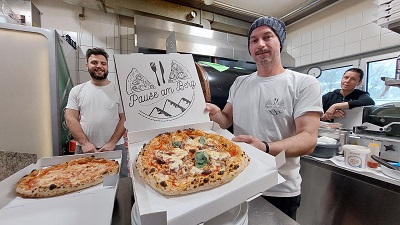 Kiki von der Pause am Berg in der Küchen vor dem Ofen mit Pizza