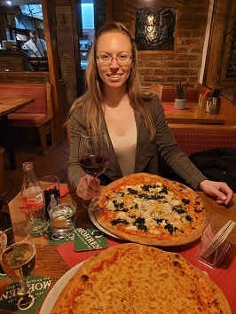 Frau mit zwei Pizzen und Wein in der Cipollono in Wien 16