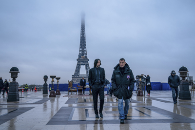 John Wick befindet sich vor dem Eiffelturm