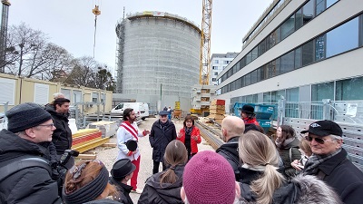 Ilona Cardoso Vicente und Johann Dallinger präsentieren dem Kaiser und Journalisten den Rohbau des Panorama Vienna