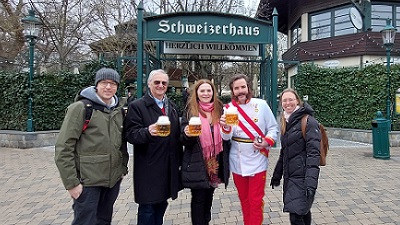 Die Helden der Freizeit Redakteure mit Karl Kolarik, Silvia Lang und Kaiser Franz Joseph vor dem Schweizerhaus im Prater