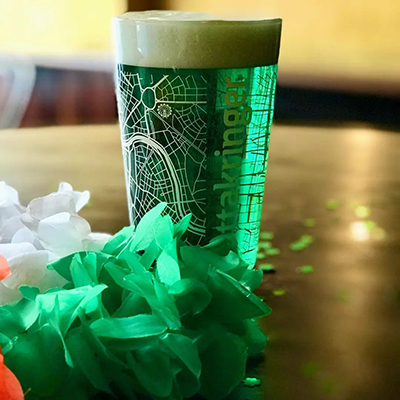 Grün eingefärbtes Bier für den St. Patricks Day
