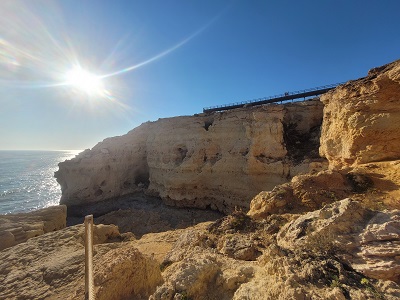 Abendsonne über Kalksteinfelsen an der portugiesischen Küste