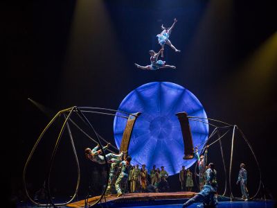 Turnerinnen im Flug zwischen zwei Schaukeln auf der Cirque du Soleil Luzia Bühne