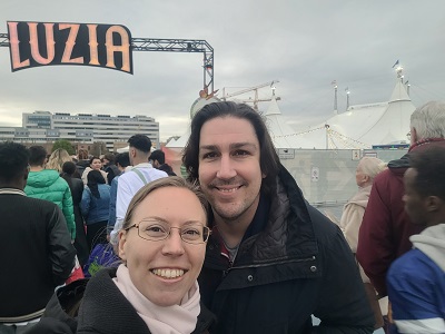 Paar vor Luzia Schild und Cirque du Soleil Zelt in Wien