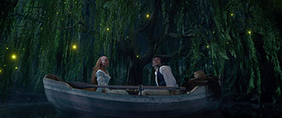 Halle Bailey als Arielle und Jonah Hauer-King als Prinz Eric im Boot beim Date.