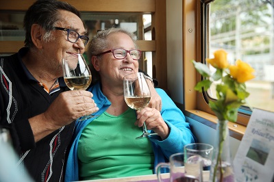 Frau und Mann genießen ein Glas Wein im Reblaus Express am Muttertag