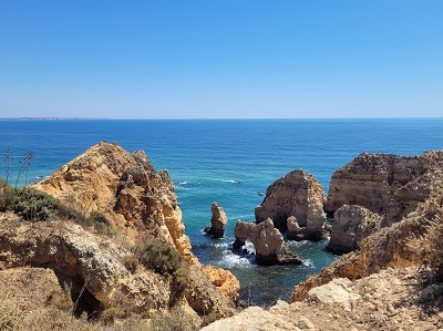 Felsen ragen aus dem Meer an der Algarve