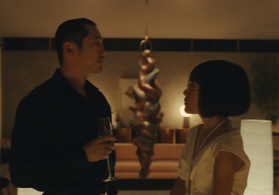 Steven Yeun als Danny und Ali Wong als Amy in Episode 1 von der Netflix-Serie Beef. Sie stehen sich gegenüber mit missbilligen Blicken.