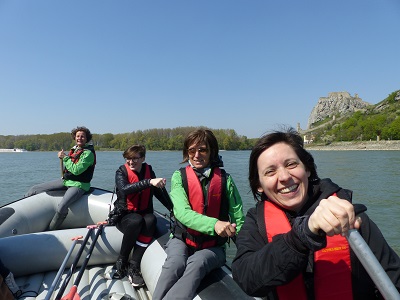 Zwei Frauen mit Rangerinnen auf einem Schlauchboot auf der Donau an der Grenze zwischen Österreich und der Slowakei